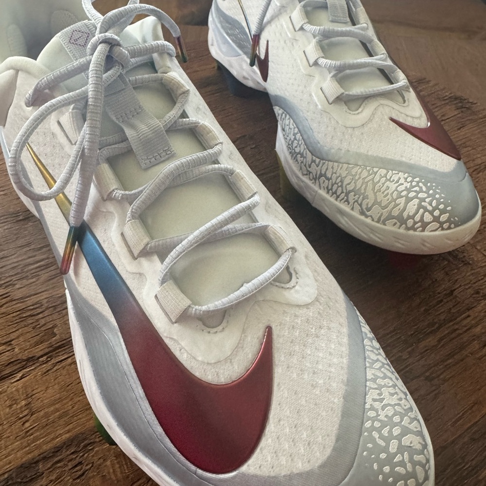 Nike White Alpha Huarache Elite 4 low 
Baseball cleats.